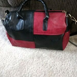 Purse with alternating black and red pattern